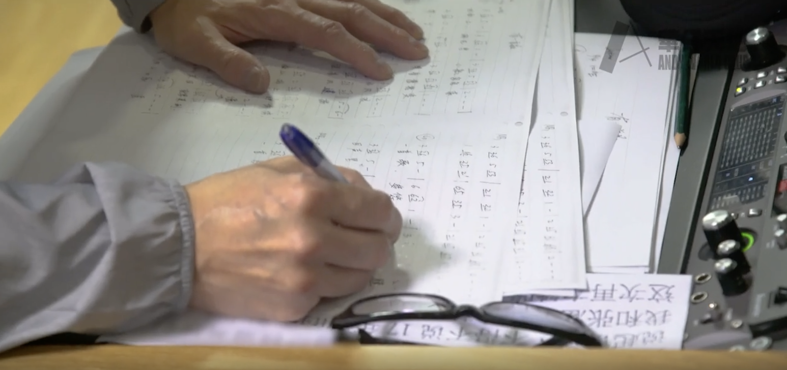 劉德華在錄音室裡寫歌詞準備線上聚會。