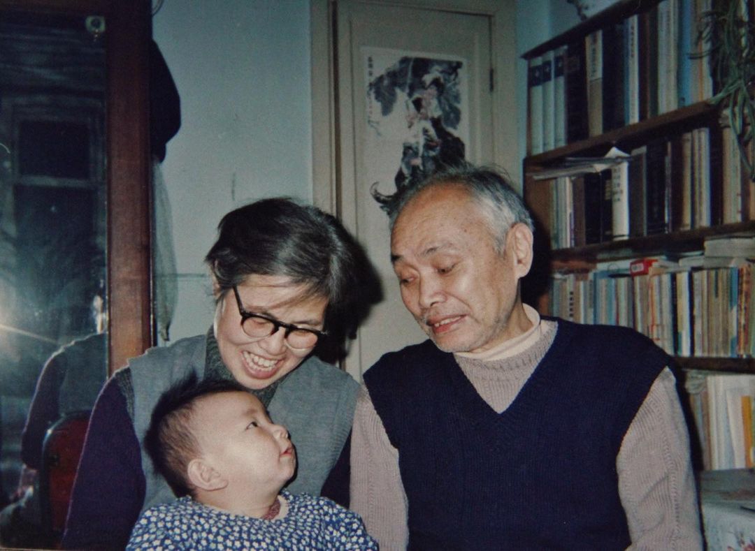 出生於1989年的劉思慕在5歲時跟隨家人從哈爾濱移民加拿大