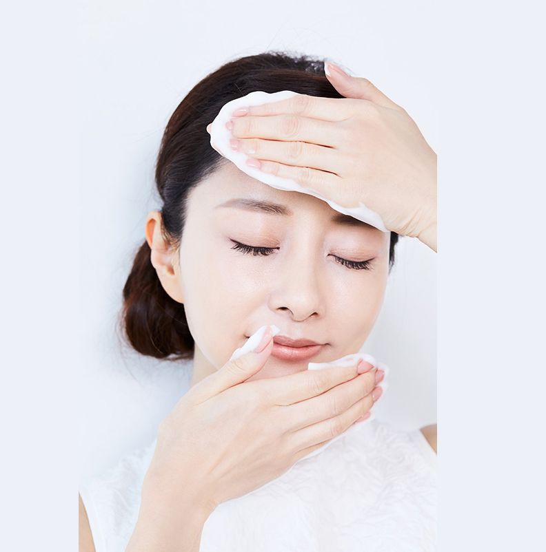 用「按壓」的方式洗臉