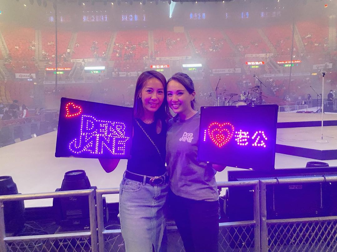 楊洛婷與好友曹敏莉一同支持Dear jane演唱會。