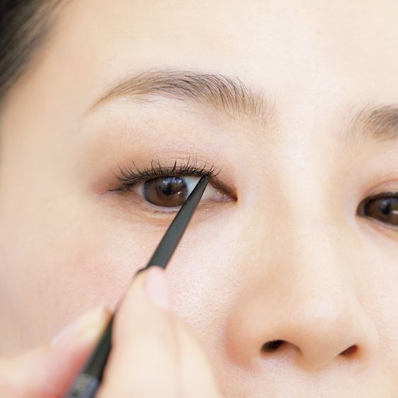在眼頭部份畫出極細的內眼線有助修飾眼型下垂
