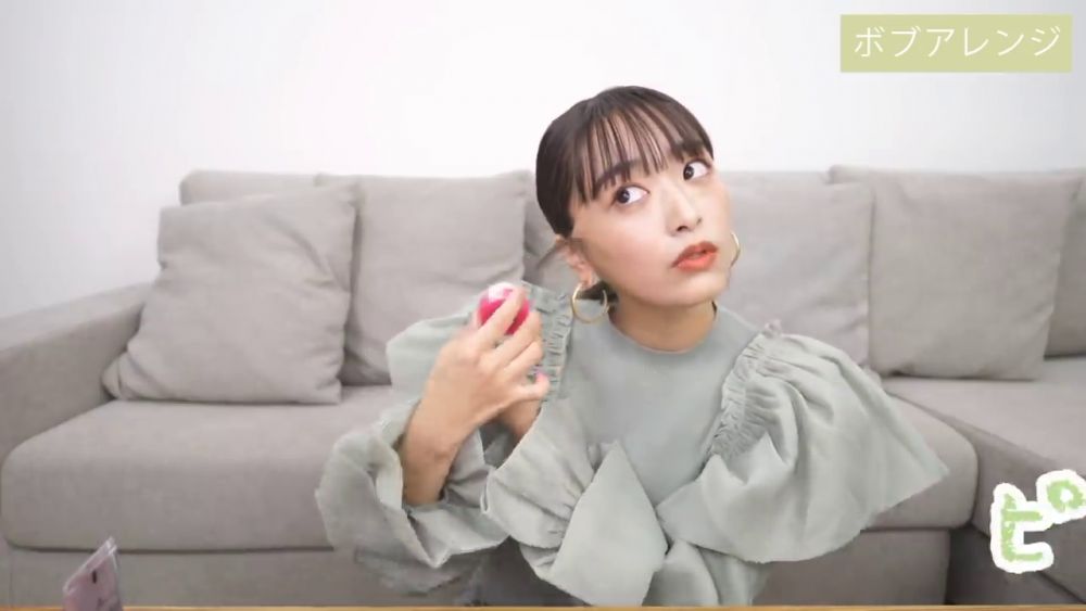 用定型膏輕拉兩鬢