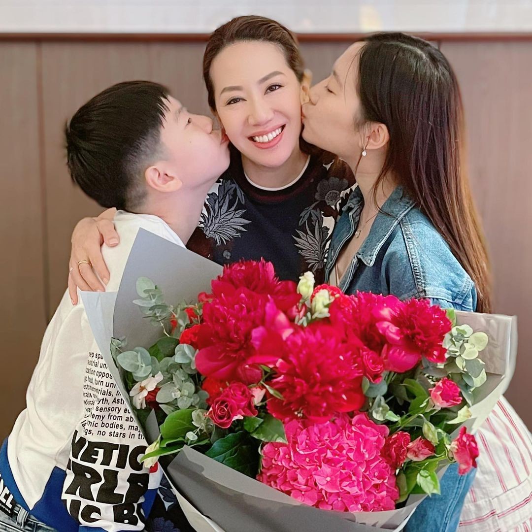汪詩詩與兒子James和女兒Jasmine