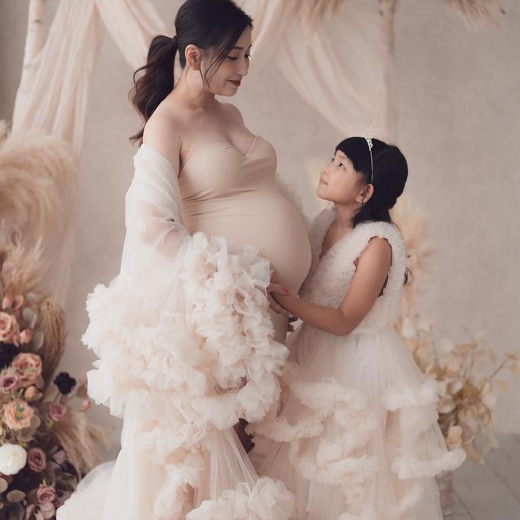 麥雅緻與囡囡披上母女裝的白色婚紗