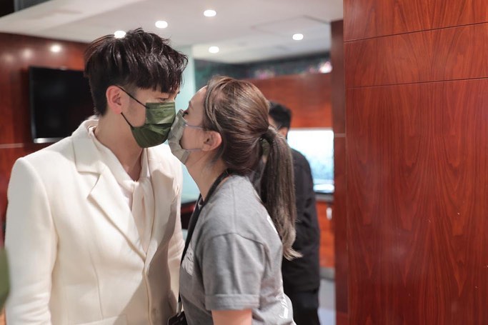 楊洛婷與老公Dear Jane主音Tim親親照。