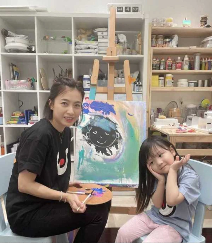 甘比3歲細女罕有曝光眼大大好精靈