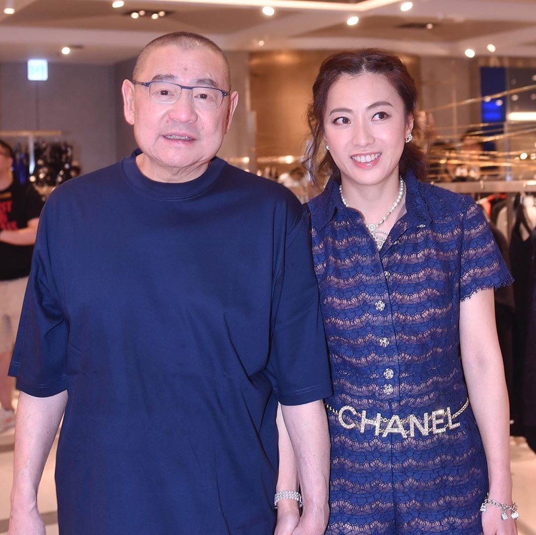 甘比與大劉感情恩愛手牽手露面