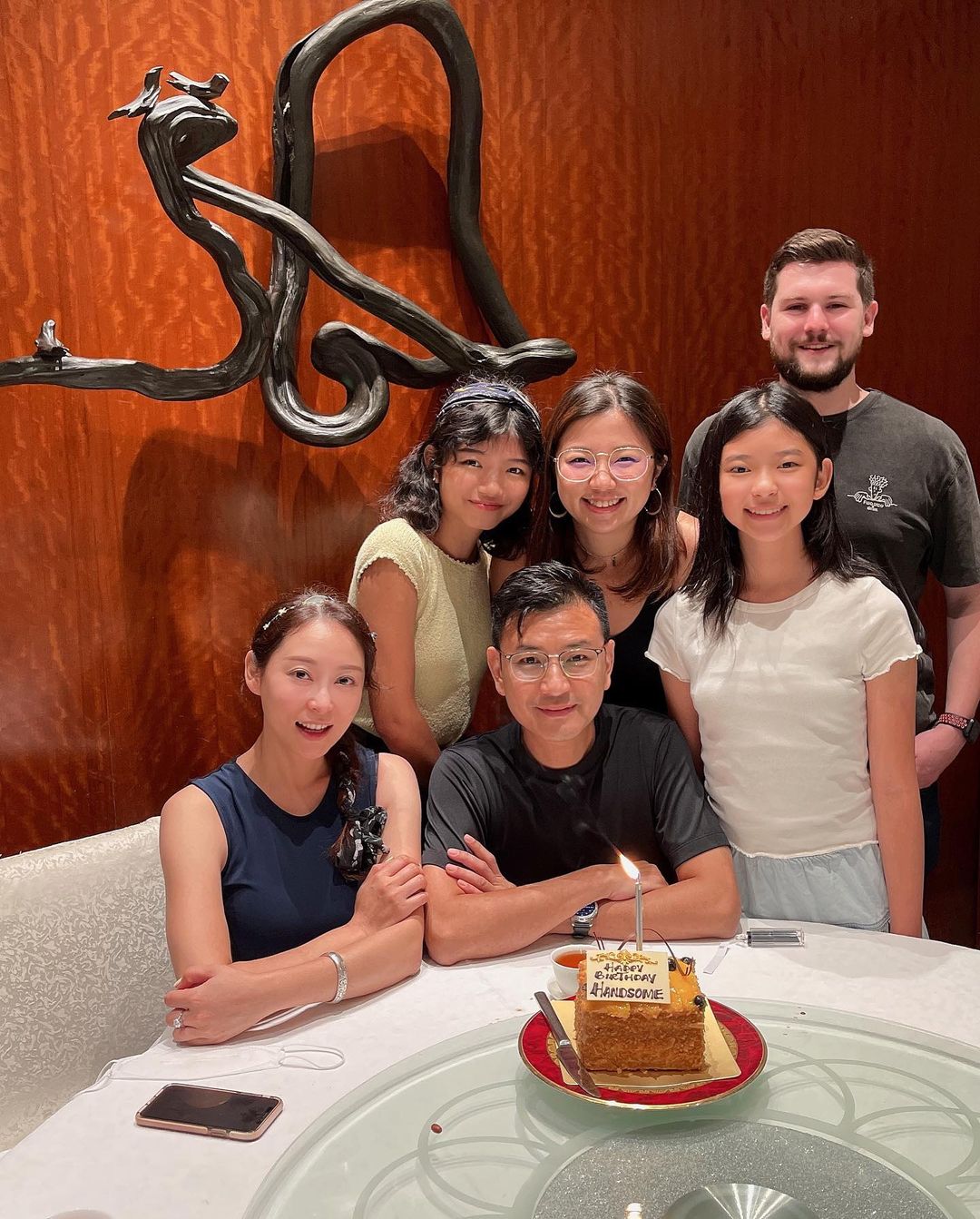 楊卓娜與3位女兒一同慶祝老公楊志翹生日。