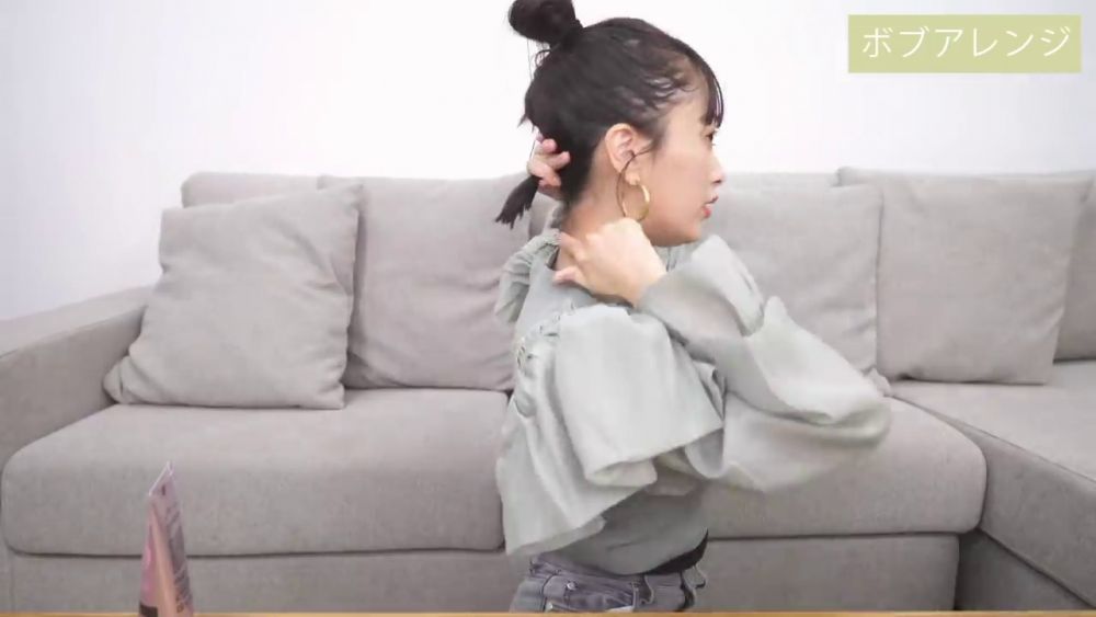 用橡筋將下半頭髮束好