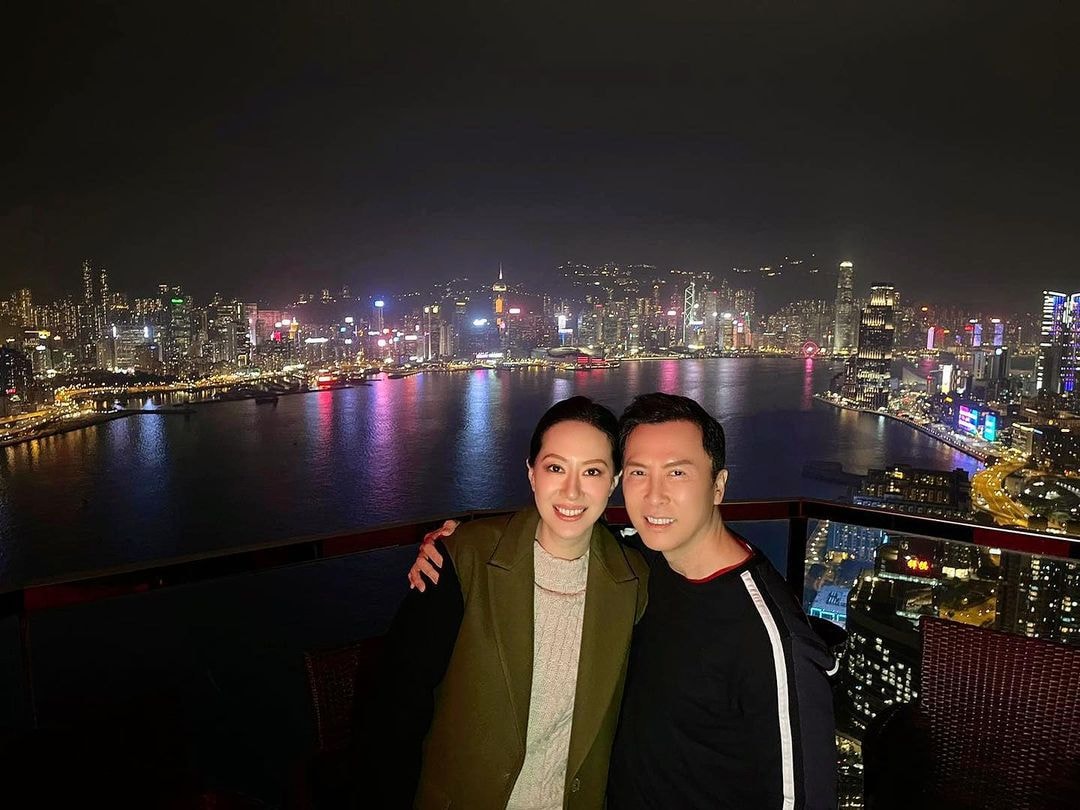 甄子丹與汪詩詩與維港夜景