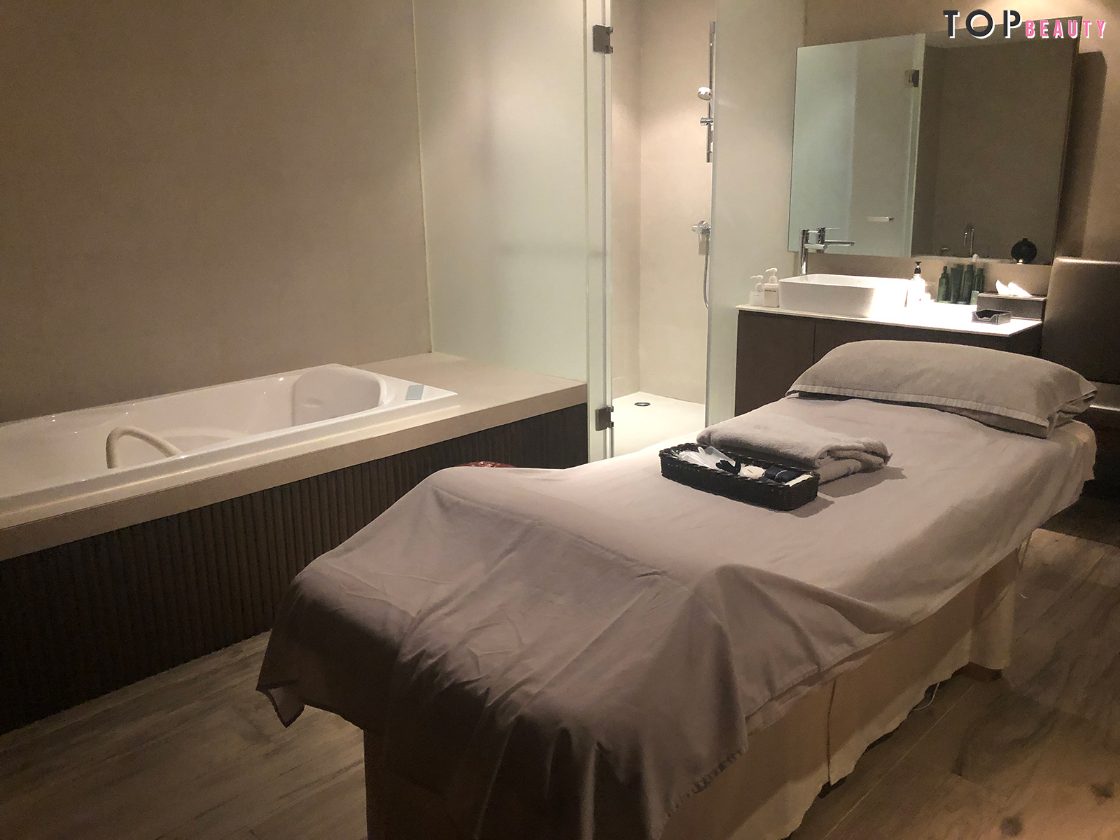 今次我會進行的是磁氣養生經絡療法