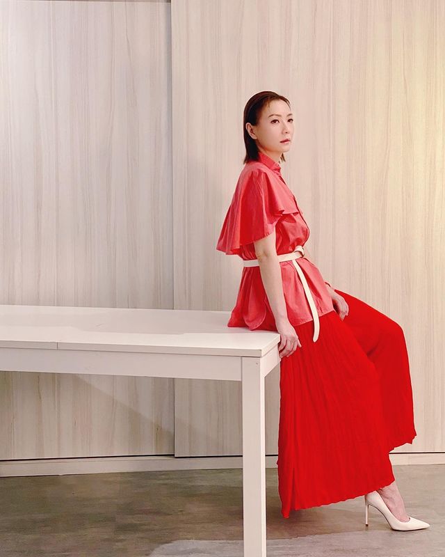 她更以綜藝節目《女人四十》在《萬千星輝頒獎禮2018》中奪得「最佳節目主持」獎項。