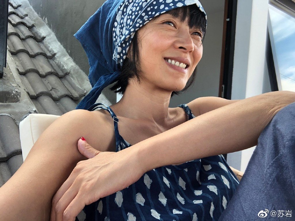 蘇岩出道的第一部作品就是張藝謀導演的電影《活着》。