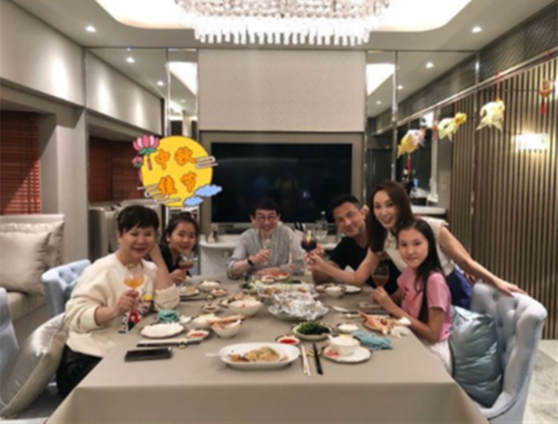 郭可盈林文龍到吳啟明家中食飯