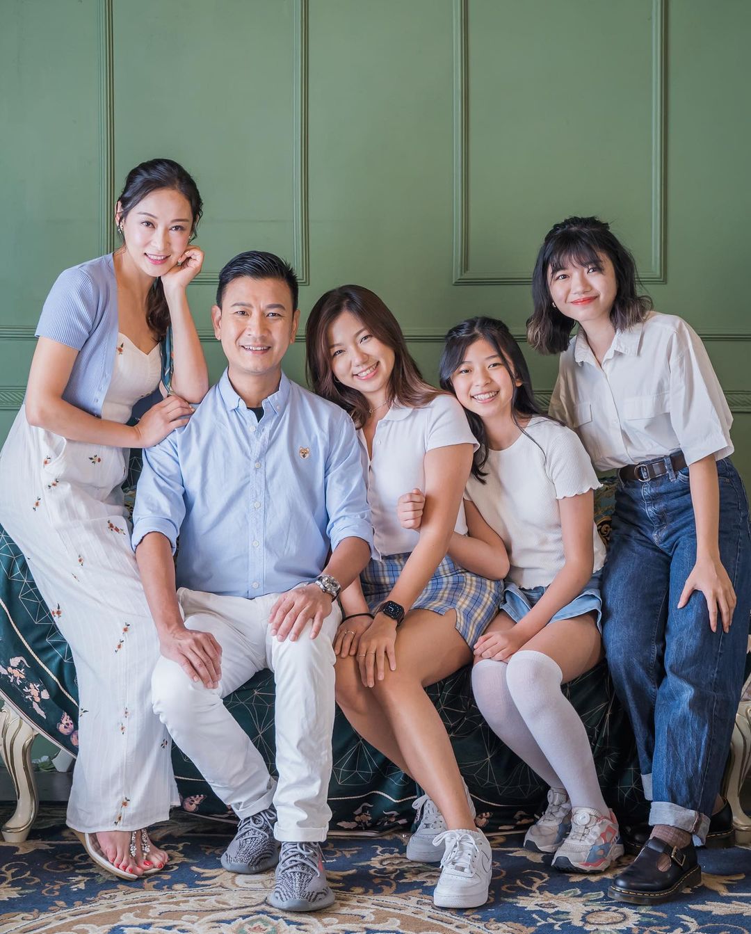 楊卓娜與老公楊志翹與3位女兒的家庭照。