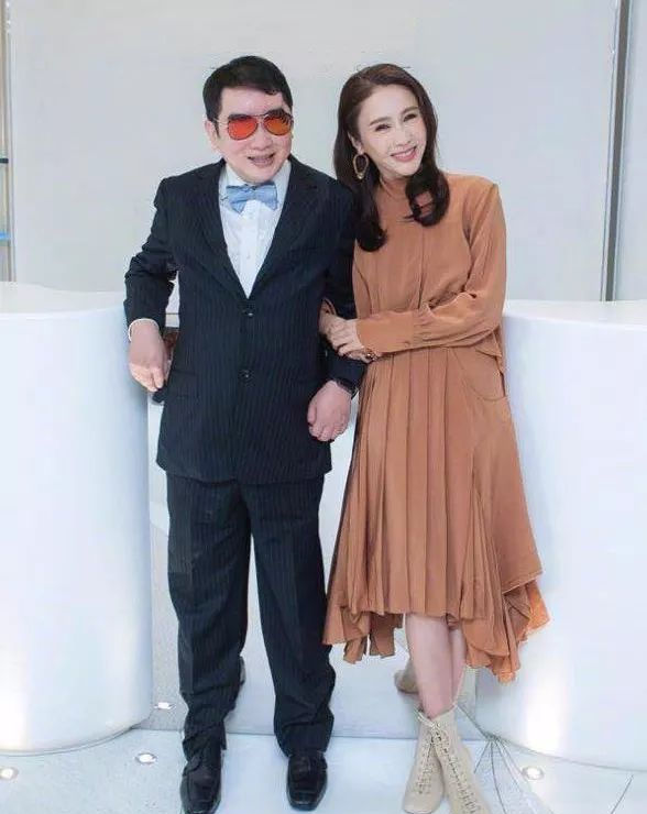 黎姿有位著名皮膚科醫生的弟弟黎嬰
