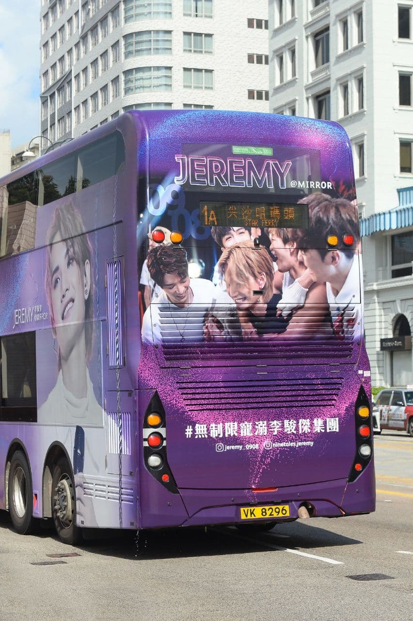 車尾採用〈BossMV團照,寄意「首席鏡粉」Jeremy生日有兄弟們的愛簇擁包圍。