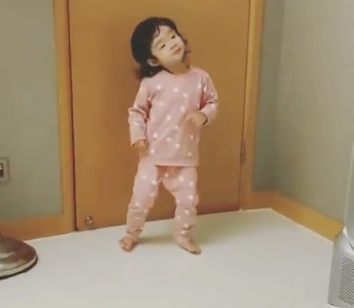 張靖能歌善舞表演慾強