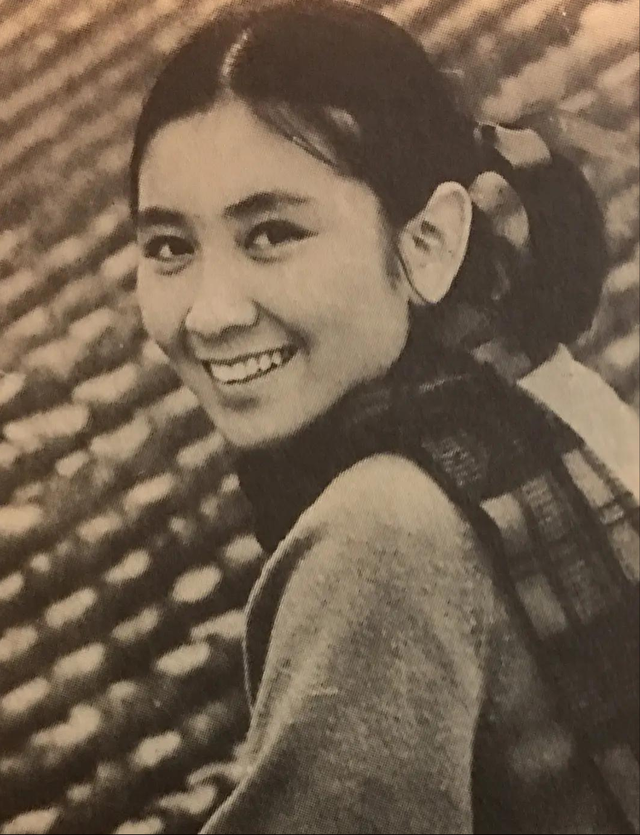 鮑姐1949年出生於香港的演藝世家