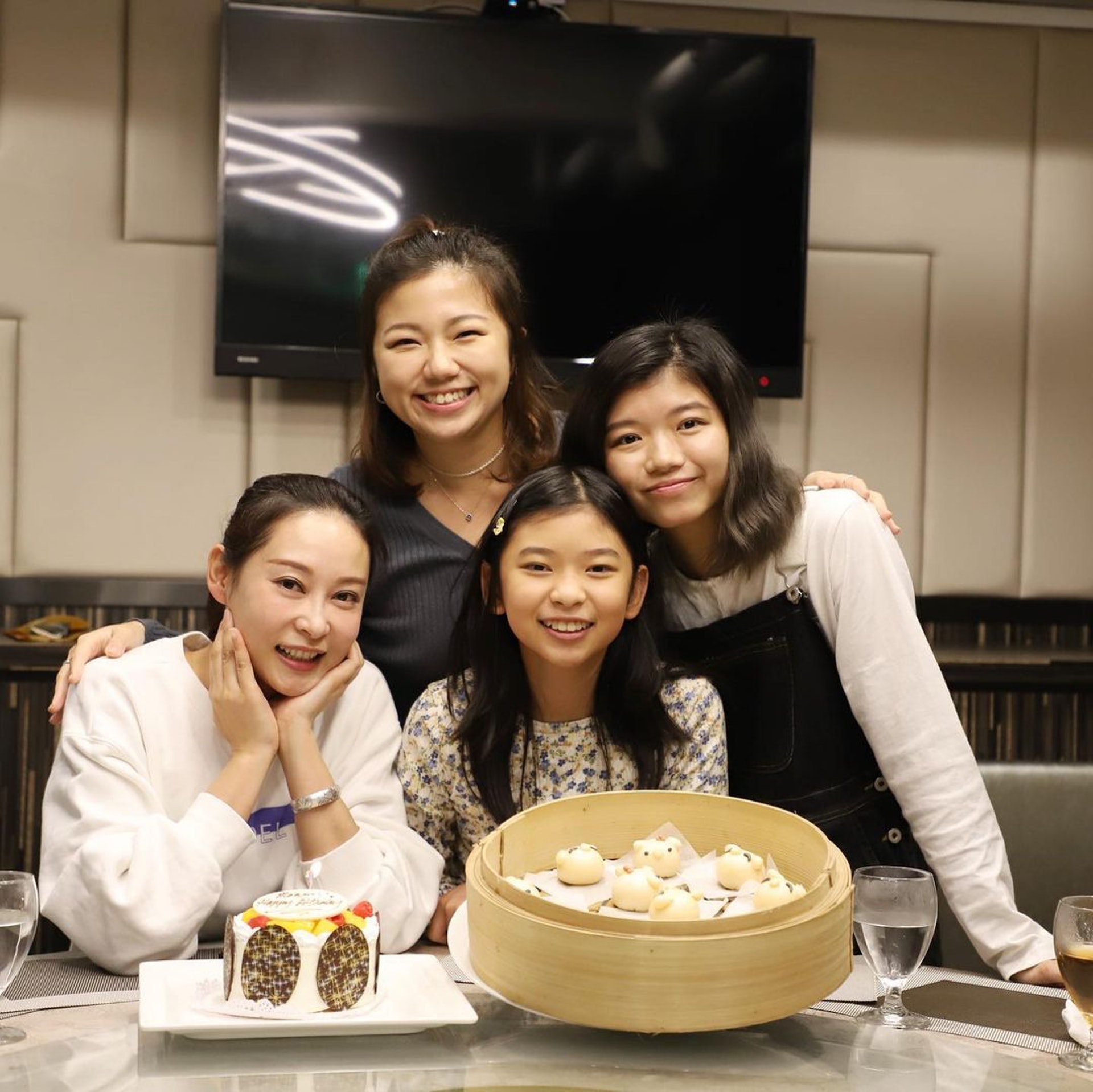楊卓娜與女兒及兩名繼女相處愉快。