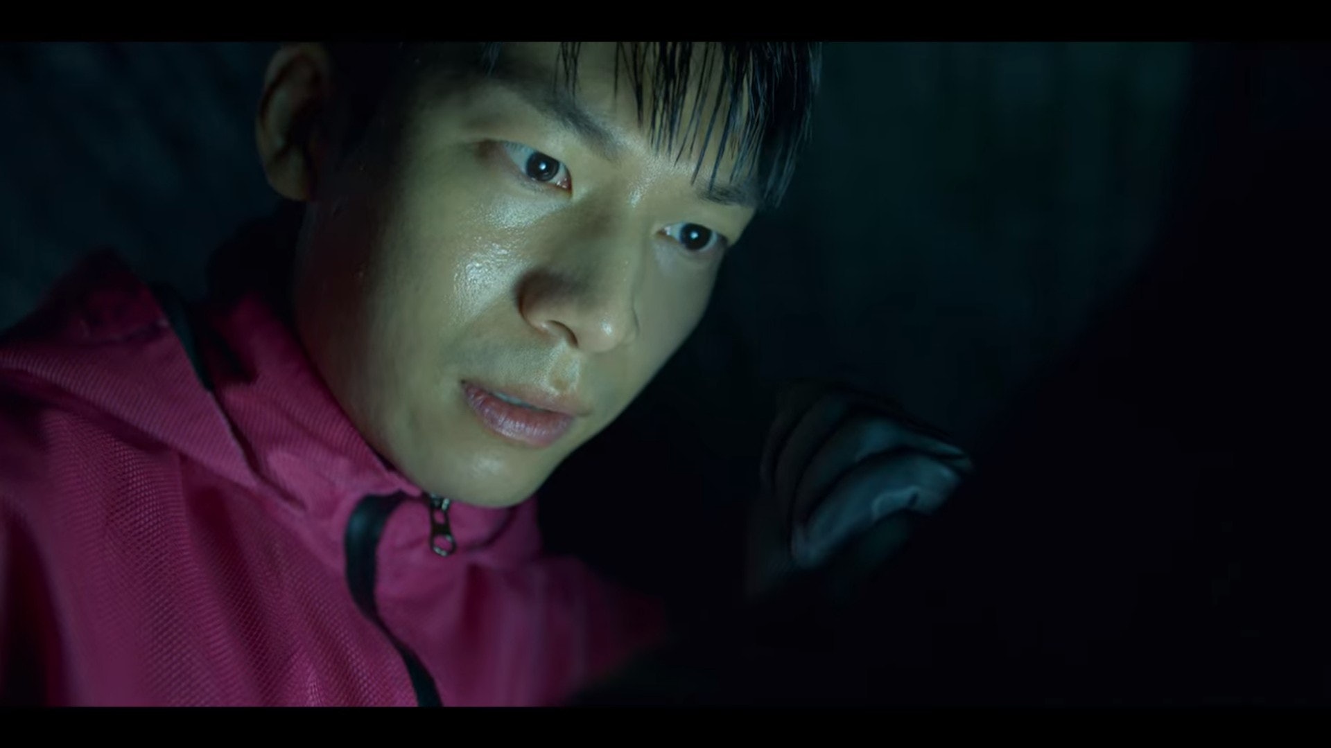 魏河俊在《魷魚遊戲》中假扮工作人員調查失蹤哥哥的下落