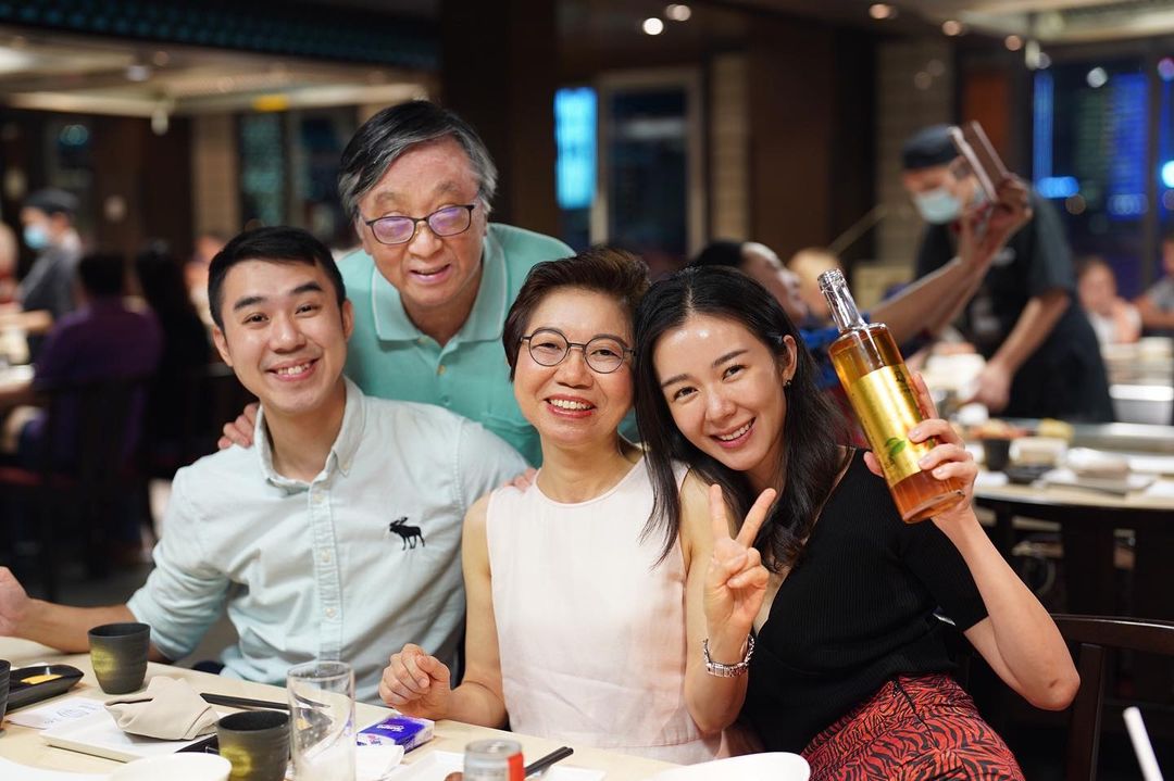麥明詩一家四口都是知識份子