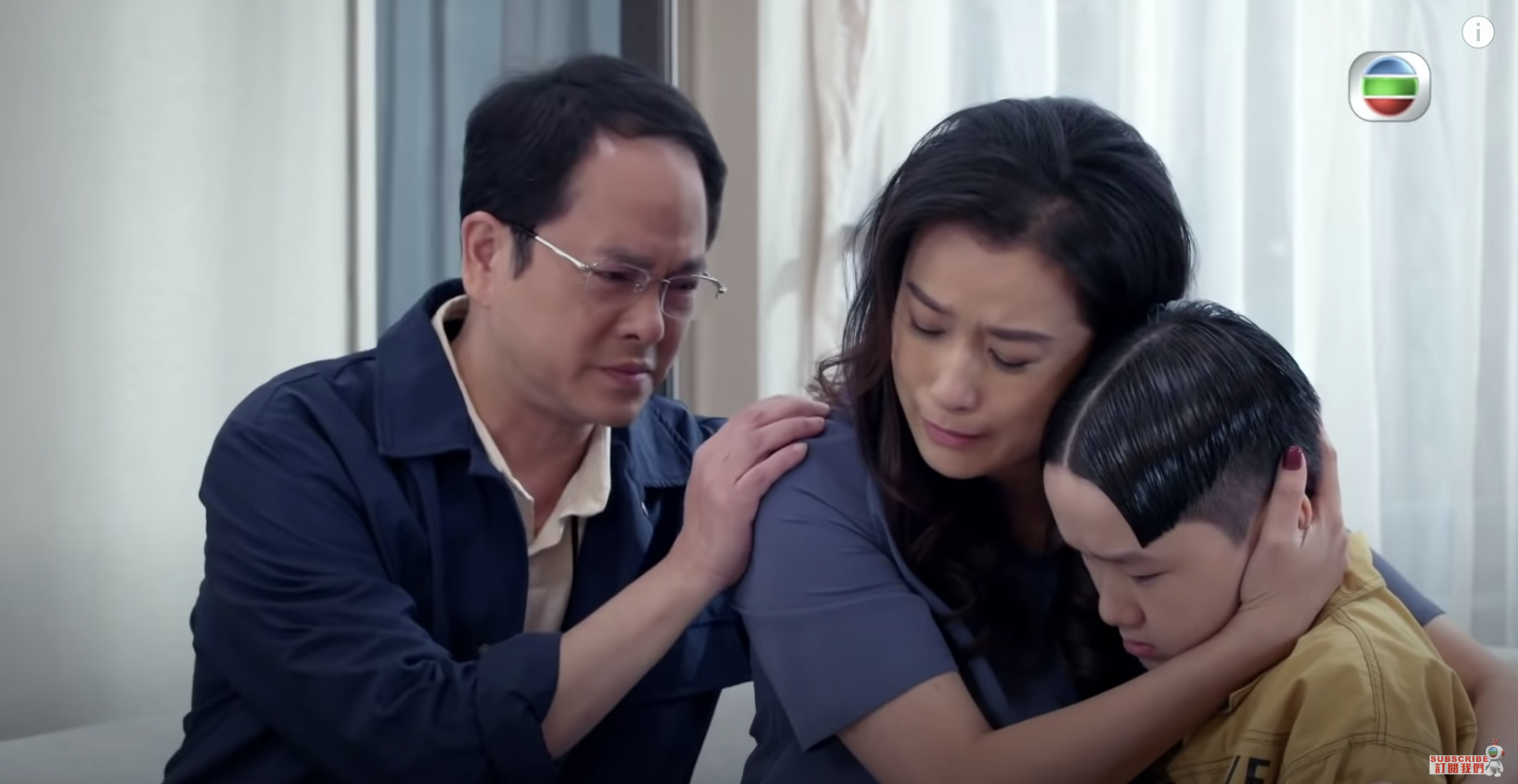 媽媽葉凱茵一家相擁而合。