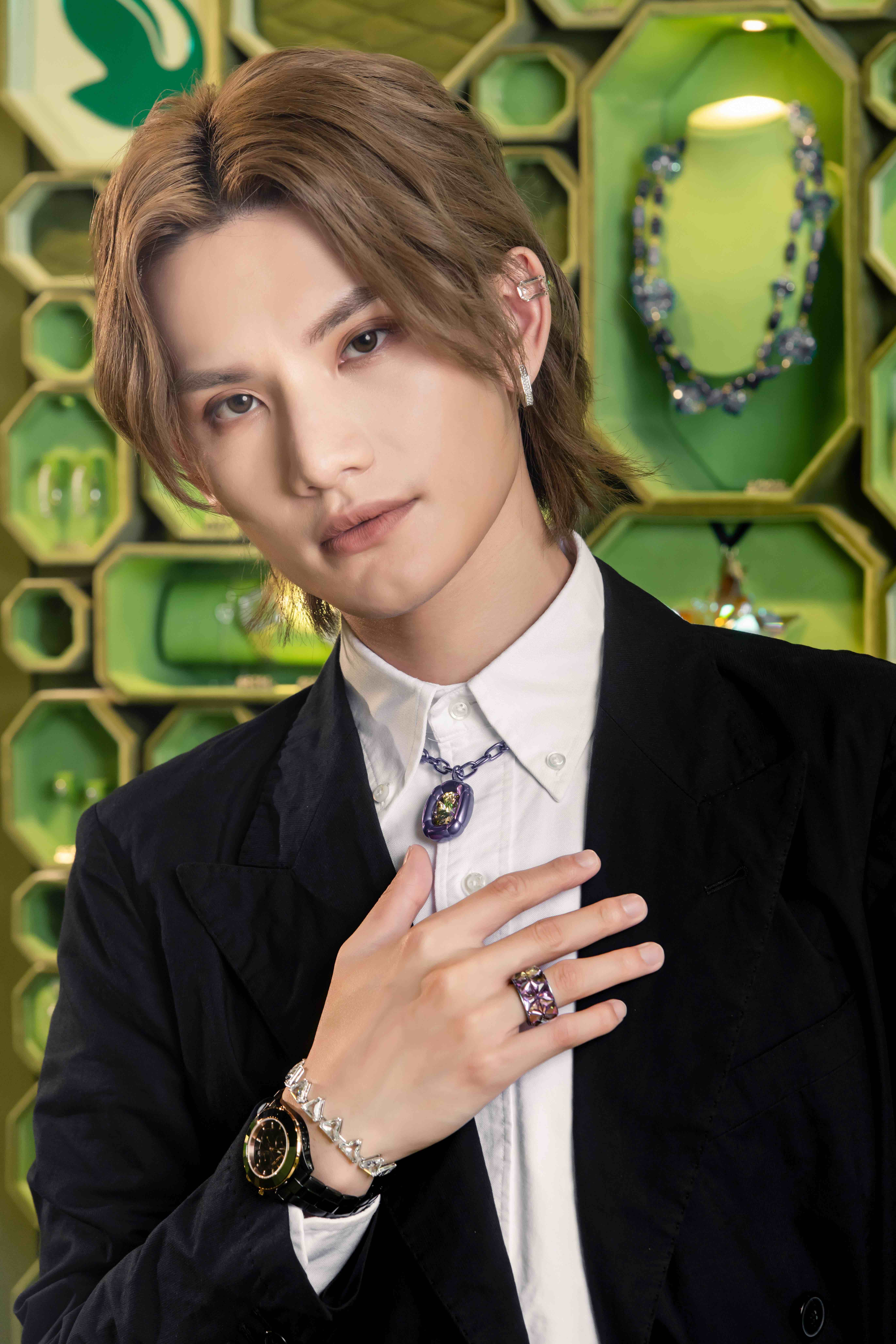 一向形象多變的Jeremy認為首飾是他的必備配襯時尚單品。