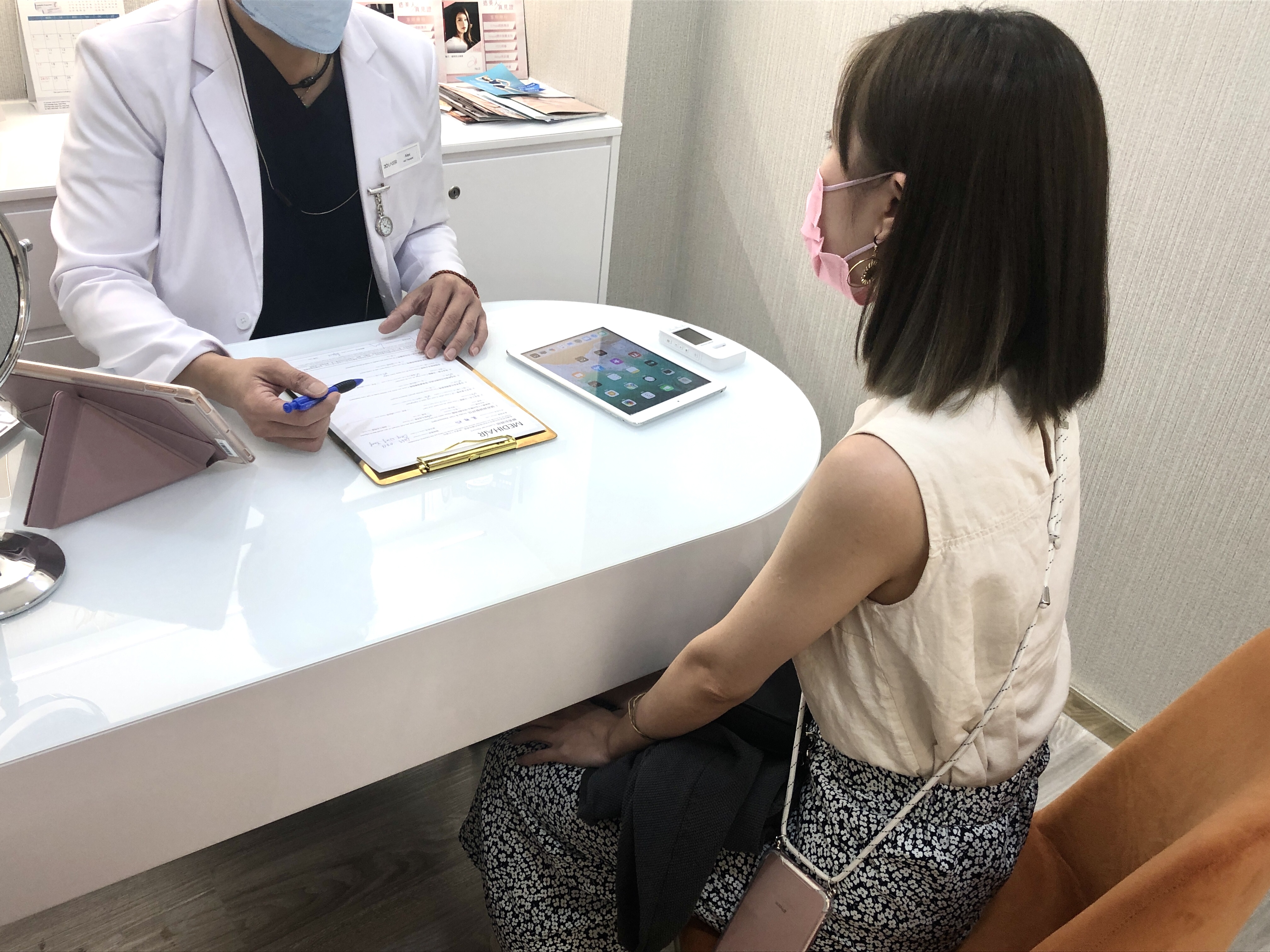 頭皮護理前先進行頭皮分析。