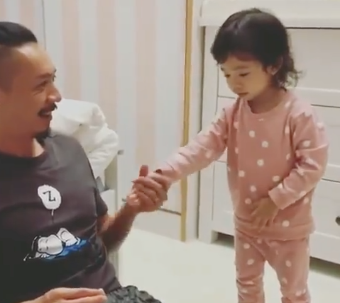 最近張繼聰將和愛女互動的片段上載至IG