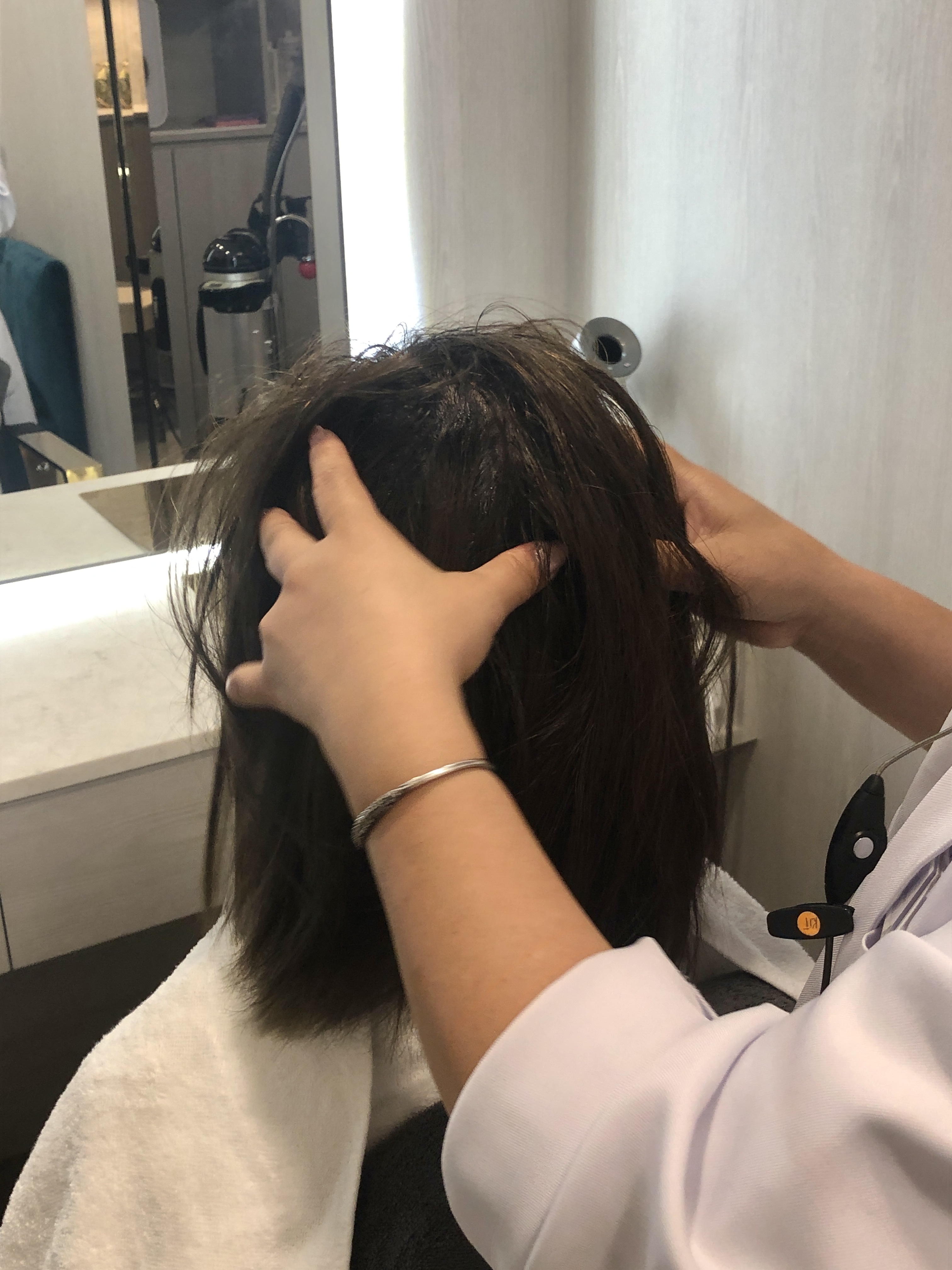 治療師按摩美編頭皮。