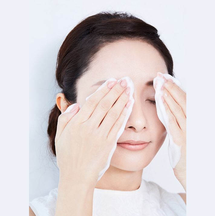 如眼妝很濃可添加一點泡沫