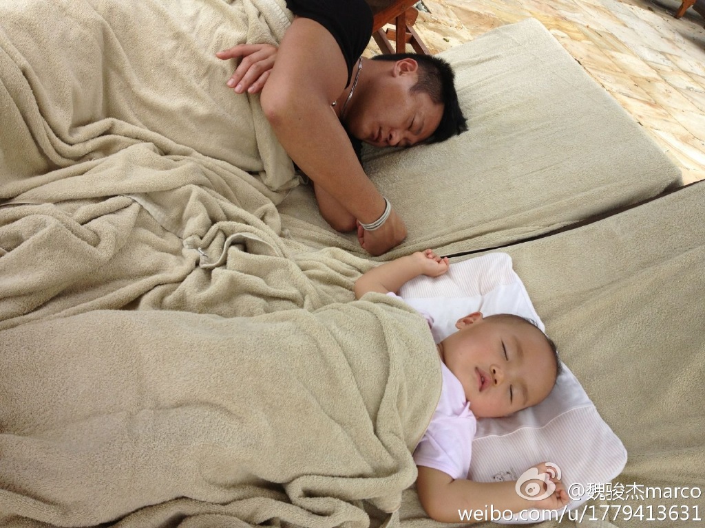 魏駿傑帶著女兒一起生活。