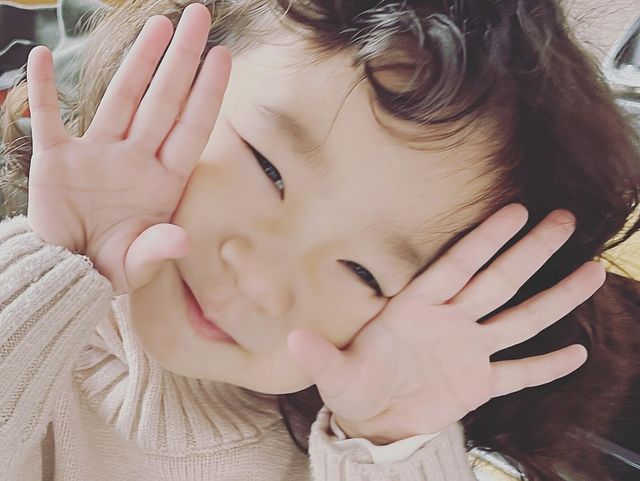 天生擁有一頭啡色曲髮的細女Kaka ball