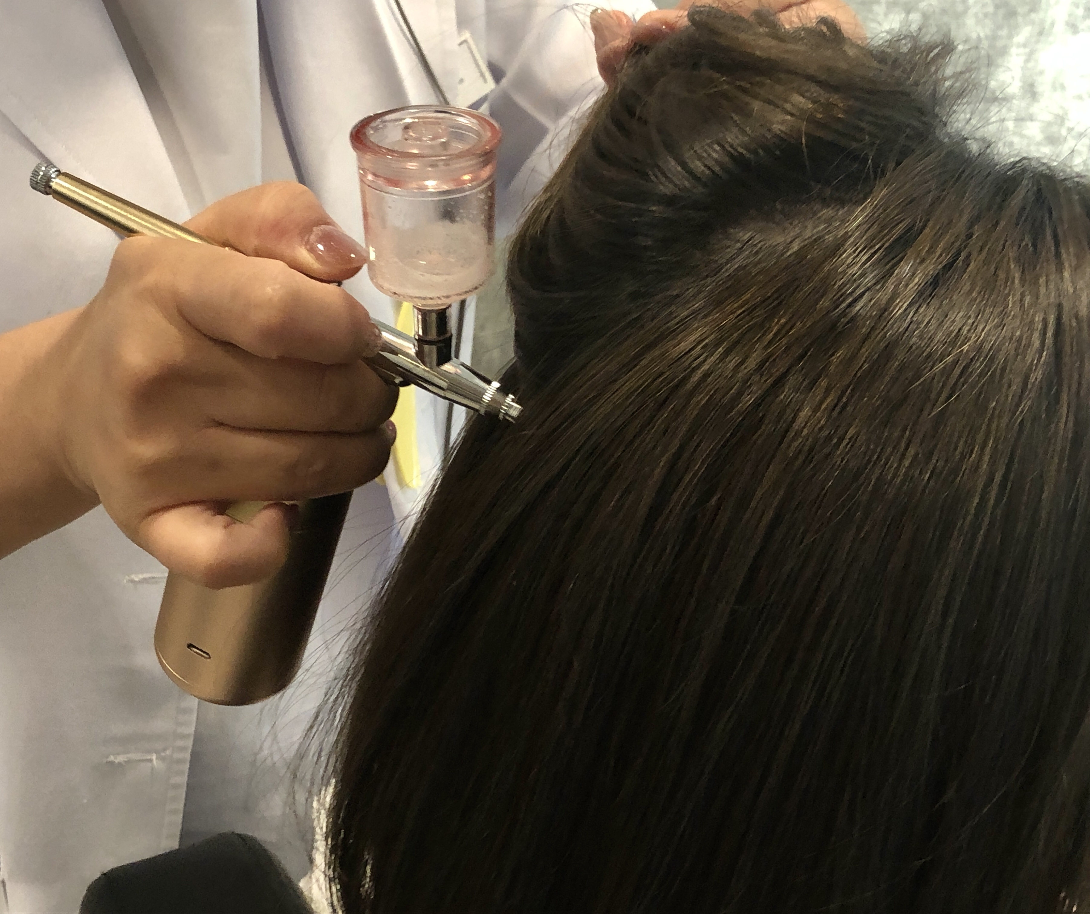 納米噴槍注入精華非常仔細。
