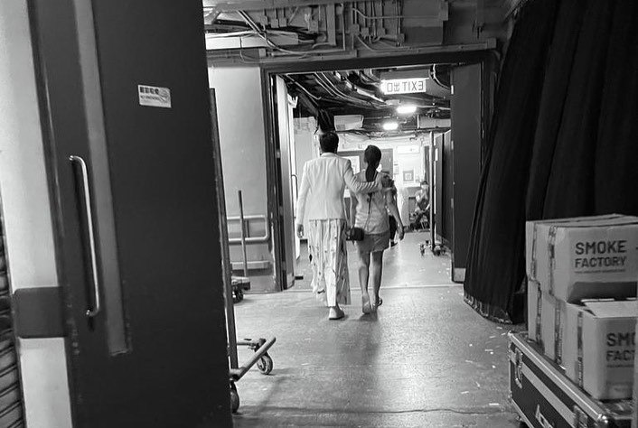 楊洛婷與老公Dear Jane主音Tim背影照。