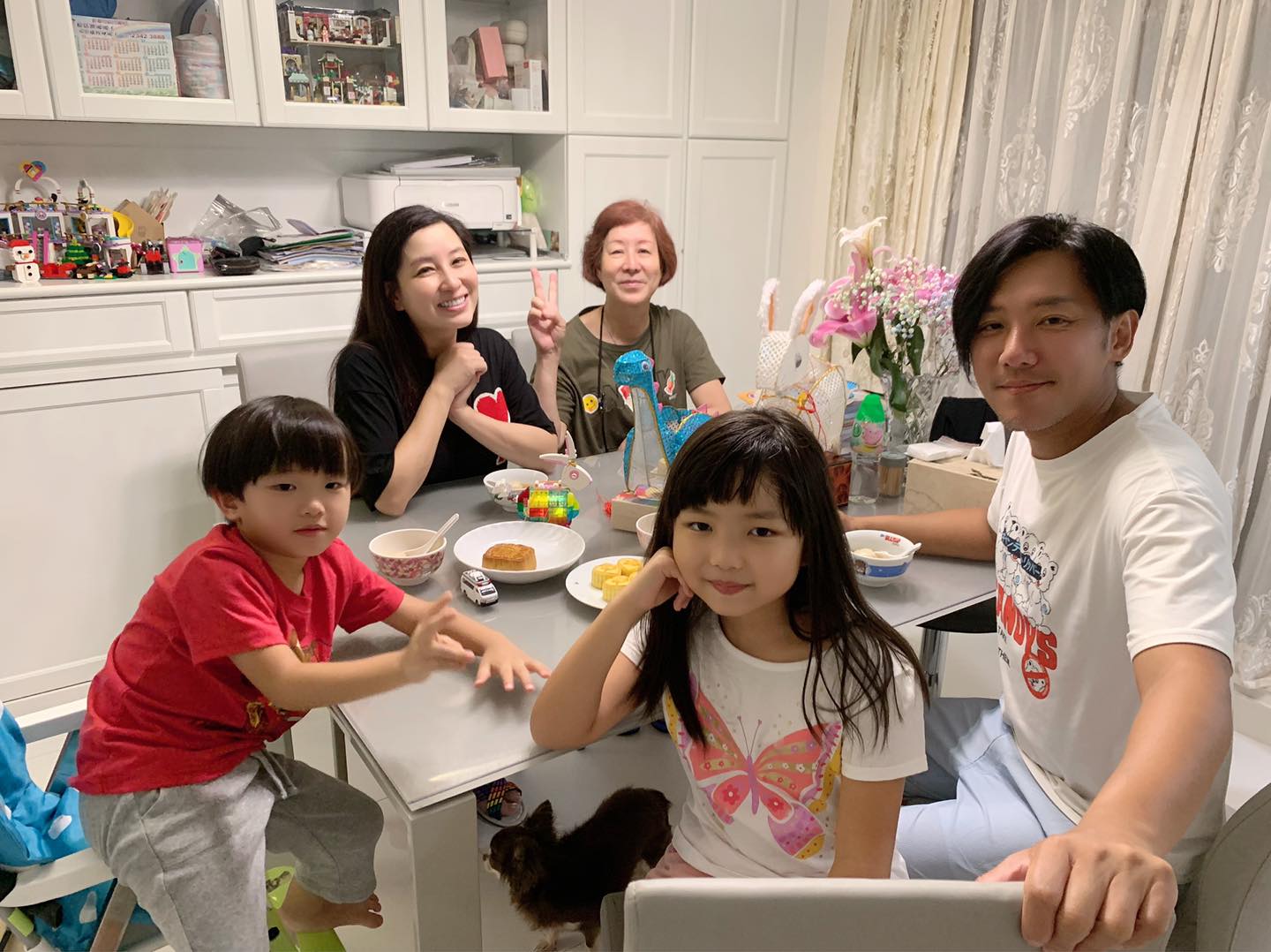 麥雅緻與一家人過中秋