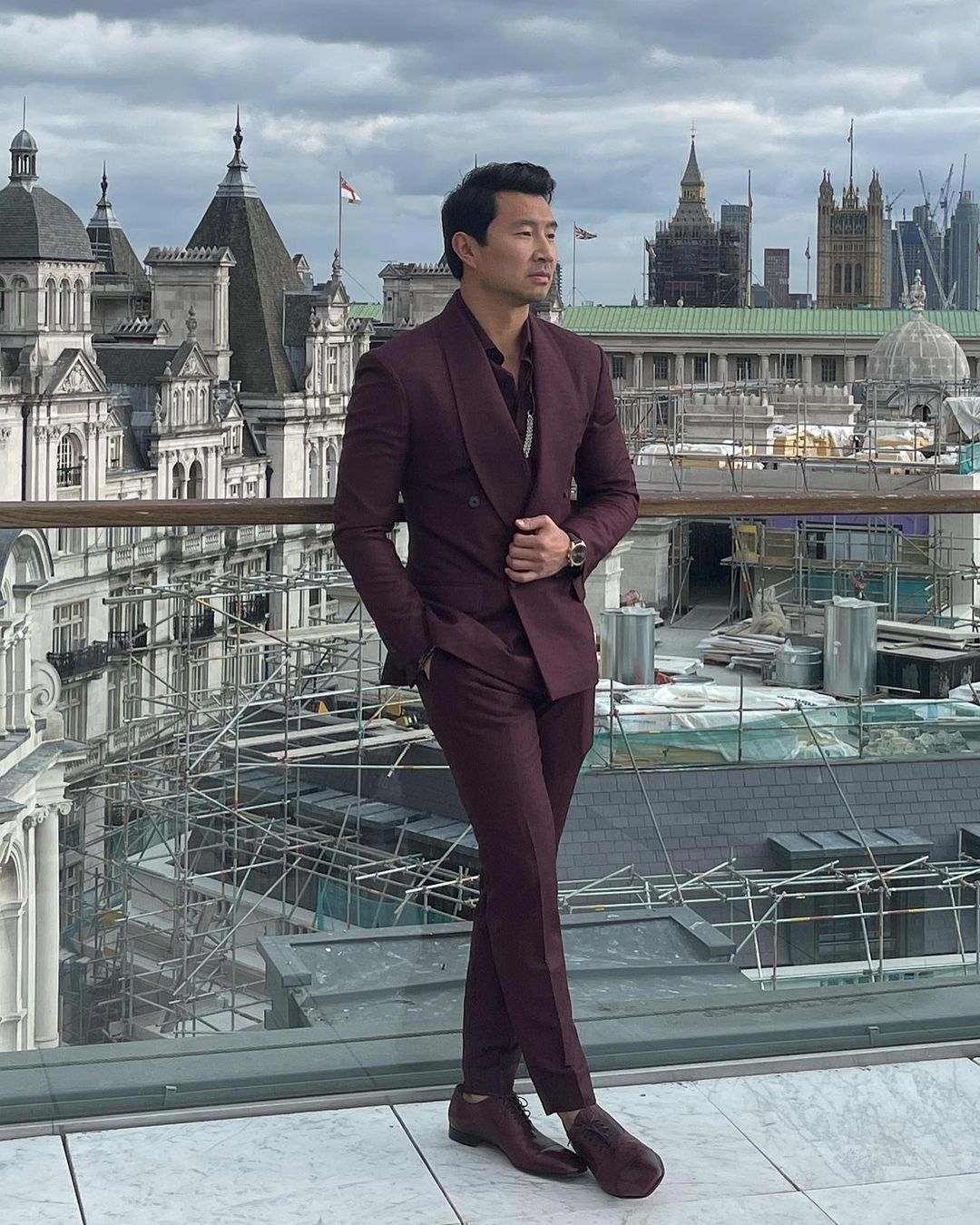 劉思慕一身西裝官仔骨骨