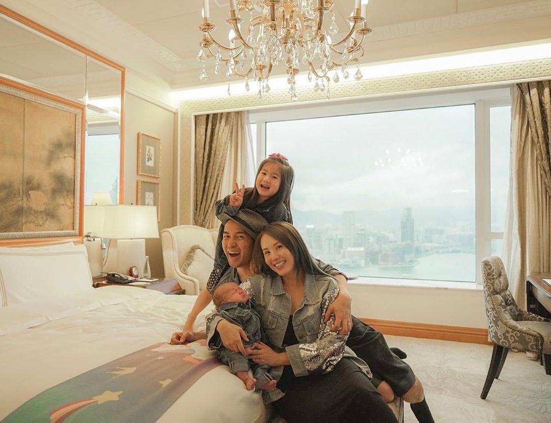 楊洛婷與老公Dear Jane主音Tim及一對子女Staycation。