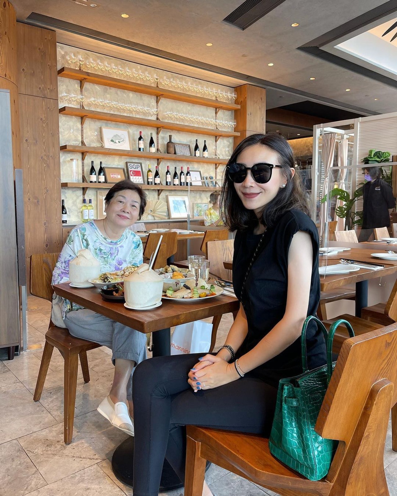 區文詩(Angela)常常和母親出街。