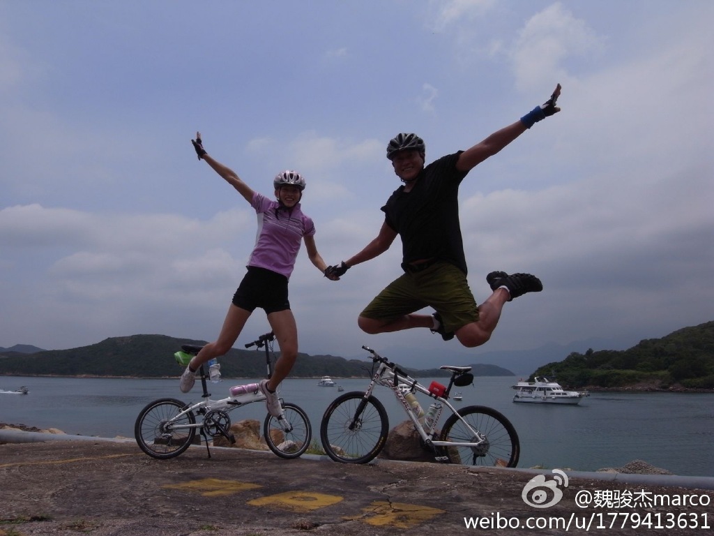 魏駿傑與前妻張利華曾一起郊遊。