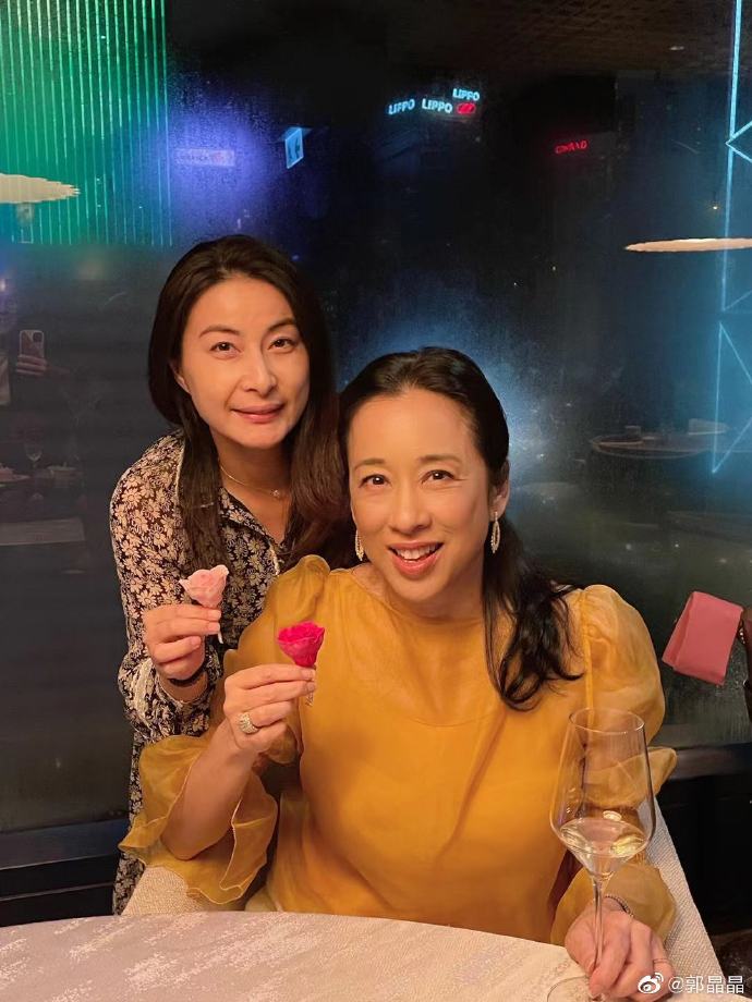 「跳水皇后」郭晶晶日前在社交網站上載為奶奶提早慶生的照片