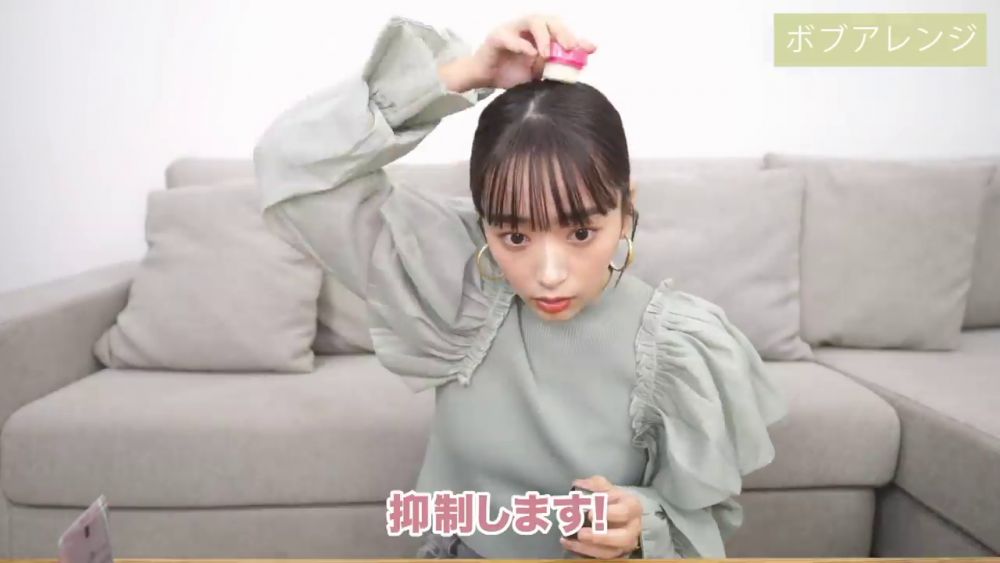 用定型膏整理頭頂、耳後碎髮