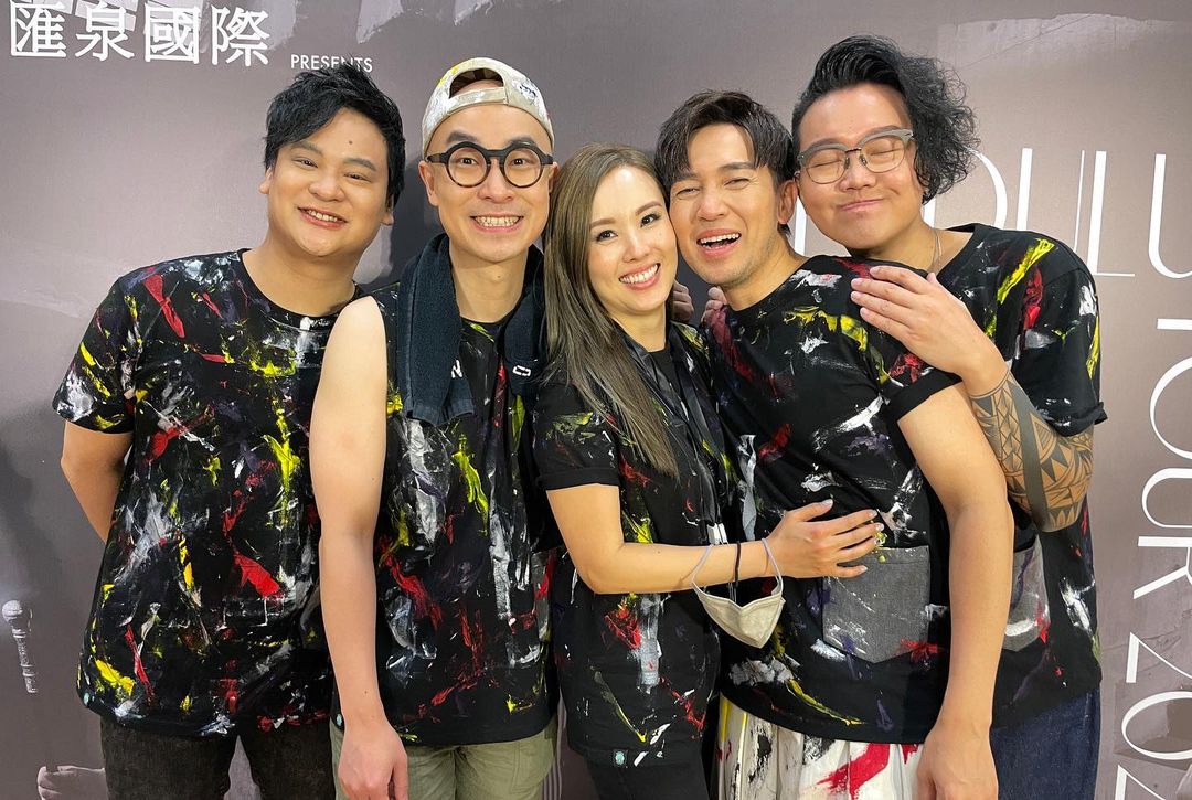 楊洛婷與樂隊Dear Jane成員合照。