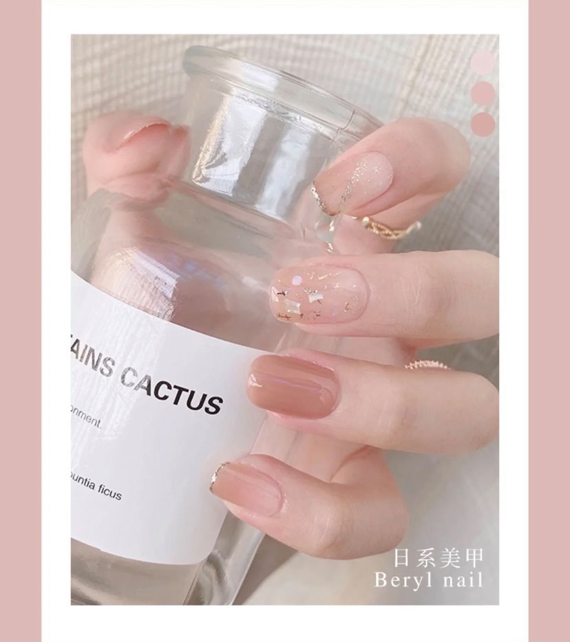 裸色亮片美甲不浮誇適合上班一族