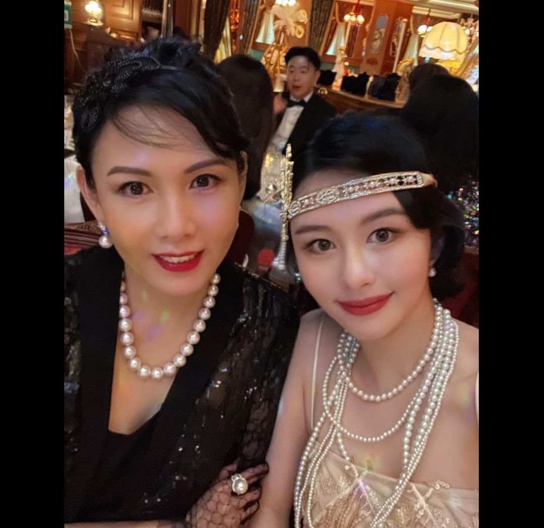 邱淑貞彷彿將時光凍結在34年前,與沈月像姊妹勝過母女