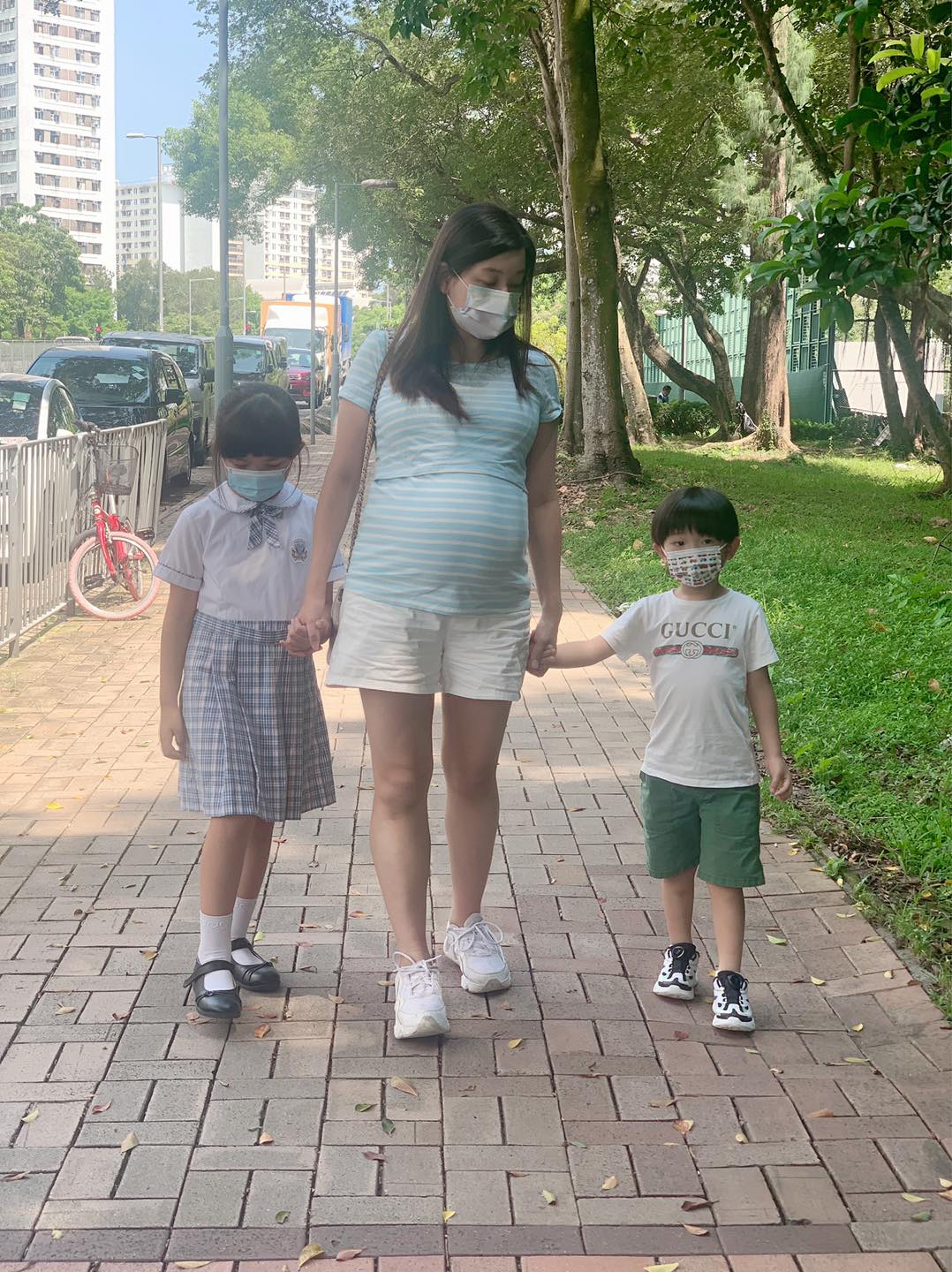 麥雅緻拖著小豆小花生