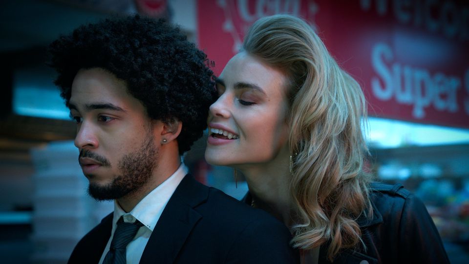Netflix《夜牙Night Teeth》講述一名司機載上女吸血鬼的故事