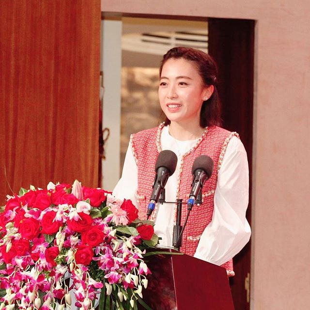 身為香港女富豪之一的甘比貴人事忙,仍不時會以慈善家的身份出席活動