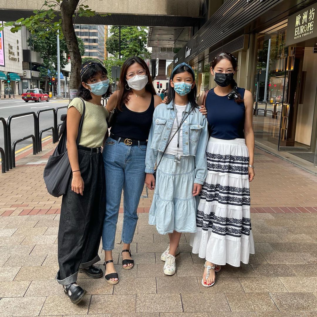 楊卓娜與女兒常常外出。